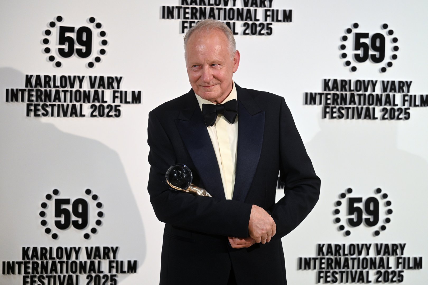 <p><strong>KVIFF 2025: Награды и Заключение</strong></p>
<p>С учетом того, что основной акцент на призах и церемониях был высоко оценен на 59-м Международном кинофестивале в Карловых Варах (KVIFF), важно отметить, что этот фестиваль стал важной витриной для нового мирового кино. Фильмы, которые были отобраны к показу, не только представляли разнообразные культурные контексты, но и охватывали широкий диапазон тем, от социальных проблем до личных историй.</p>
<p>Победители в различных категориях продемонстрировали выдающуюся креативность и художественное мастерство, что показало, насколько важен этот фестиваль для мирового кинематографа. Награда за лучший фильм, <strong>«Лучше сходить с ума в дикой природе»</strong> Миро Ремо, была визитной карточкой события, получив приз за Гран-при, что свидетельствовало о признании как жюри, так и зрителей.</p>
<p>Специальные призы жюри включали чудо-документальные и художественные фильмы, которые привлекли внимание широкой аудитории и критиков. Это отразило многообразие и многоаспектность киноискусства, которое можно увидеть только на таких фестивалях, как KVIFF. Через все показы и мастер-классы, присутствующие смогли погрузиться в обсуждения и провести взаимодействие, которые обогатили их понимание как искусства, так и самих себя.</p>
<p>Заключительный вечер завершился торжественной атмосферой, когда участники, гости и зрители собрались, чтобы отпраздновать не только победу фильмов, но и сам кинофестиваль, который продолжает вдохновлять и позволять креативным умам пересекать границы.</p>
<p>Как KVIFF движется в будущее, он сохраняет дух исследования, открытия и связи, живя своими темами и идеями, пересекающими границы культуры и искусства. Награды, врученные этим вечером, только подтверждают значение и влияние, которое фестиваль имеет на международный кинематограф.</p> <p><strong>KVIFF 2025: Награды и Заключение</strong></p>
<p>С учетом того, что основной акцент на призах и церемониях был высоко оценен на 59-м Международном кинофестивале в Карловых Варах (KVIFF), важно отметить, что этот фестиваль стал важной витриной для нового мирового кино. Фильмы, которые были отобраны к показу, не только представляли разнообразные культурные контексты, но и охватывали широкий диапазон тем, от социальных проблем до личных историй.</p>
<p>Победители в различных категориях продемонстрировали выдающуюся креативность и художественное мастерство, что показало, насколько важен этот фестиваль для мирового кинематографа. Награда за лучший фильм, <strong>«Лучше сходить с ума в дикой природе»</strong> Миро Ремо, была визитной карточкой события, получив приз за Гран-при, что свидетельствовало о признании как жюри, так и зрителей.</p>
<p>Специальные призы жюри включали чудо-документальные и художественные фильмы, которые привлекли внимание широкой аудитории и критиков. Это отразило многообразие и многоаспектность киноискусства, которое можно увидеть только на таких фестивалях, как KVIFF. Через все показы и мастер-классы, присутствующие смогли погрузиться в обсуждения и провести взаимодействие, которые обогатили их понимание как искусства, так и самих себя.</p>
<p>Заключительный вечер завершился торжественной атмосферой, когда участники, гости и зрители собрались, чтобы отпраздновать не только победу фильмов, но и сам кинофестиваль, который продолжает вдохновлять и позволять креативным умам пересекать границы.</p>
<p>Как KVIFF движется в будущее, он сохраняет дух исследования, открытия и связи, живя своими темами и идеями, пересекающими границы культуры и искусства. Награды, врученные этим вечером, только подтверждают значение и влияние, которое фестиваль имеет на международный кинематограф.</p>