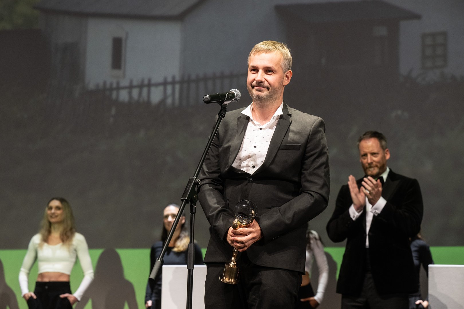 <p><strong>KVIFF 2025: Награды и Заключение</strong></p>
<p>С учетом того, что основной акцент на призах и церемониях был высоко оценен на 59-м Международном кинофестивале в Карловых Варах (KVIFF), важно отметить, что этот фестиваль стал важной витриной для нового мирового кино. Фильмы, которые были отобраны к показу, не только представляли разнообразные культурные контексты, но и охватывали широкий диапазон тем, от социальных проблем до личных историй.</p>
<p>Победители в различных категориях продемонстрировали выдающуюся креативность и художественное мастерство, что показало, насколько важен этот фестиваль для мирового кинематографа. Награда за лучший фильм, <strong>«Лучше сходить с ума в дикой природе»</strong> Миро Ремо, была визитной карточкой события, получив приз за Гран-при, что свидетельствовало о признании как жюри, так и зрителей.</p>
<p>Специальные призы жюри включали чудо-документальные и художественные фильмы, которые привлекли внимание широкой аудитории и критиков. Это отразило многообразие и многоаспектность киноискусства, которое можно увидеть только на таких фестивалях, как KVIFF. Через все показы и мастер-классы, присутствующие смогли погрузиться в обсуждения и провести взаимодействие, которые обогатили их понимание как искусства, так и самих себя.</p>
<p>Заключительный вечер завершился торжественной атмосферой, когда участники, гости и зрители собрались, чтобы отпраздновать не только победу фильмов, но и сам кинофестиваль, который продолжает вдохновлять и позволять креативным умам пересекать границы.</p>
<p>Как KVIFF движется в будущее, он сохраняет дух исследования, открытия и связи, живя своими темами и идеями, пересекающими границы культуры и искусства. Награды, врученные этим вечером, только подтверждают значение и влияние, которое фестиваль имеет на международный кинематограф.</p> <p><strong>KVIFF 2025: Награды и Заключение</strong></p>
<p>С учетом того, что основной акцент на призах и церемониях был высоко оценен на 59-м Международном кинофестивале в Карловых Варах (KVIFF), важно отметить, что этот фестиваль стал важной витриной для нового мирового кино. Фильмы, которые были отобраны к показу, не только представляли разнообразные культурные контексты, но и охватывали широкий диапазон тем, от социальных проблем до личных историй.</p>
<p>Победители в различных категориях продемонстрировали выдающуюся креативность и художественное мастерство, что показало, насколько важен этот фестиваль для мирового кинематографа. Награда за лучший фильм, <strong>«Лучше сходить с ума в дикой природе»</strong> Миро Ремо, была визитной карточкой события, получив приз за Гран-при, что свидетельствовало о признании как жюри, так и зрителей.</p>
<p>Специальные призы жюри включали чудо-документальные и художественные фильмы, которые привлекли внимание широкой аудитории и критиков. Это отразило многообразие и многоаспектность киноискусства, которое можно увидеть только на таких фестивалях, как KVIFF. Через все показы и мастер-классы, присутствующие смогли погрузиться в обсуждения и провести взаимодействие, которые обогатили их понимание как искусства, так и самих себя.</p>
<p>Заключительный вечер завершился торжественной атмосферой, когда участники, гости и зрители собрались, чтобы отпраздновать не только победу фильмов, но и сам кинофестиваль, который продолжает вдохновлять и позволять креативным умам пересекать границы.</p>
<p>Как KVIFF движется в будущее, он сохраняет дух исследования, открытия и связи, живя своими темами и идеями, пересекающими границы культуры и искусства. Награды, врученные этим вечером, только подтверждают значение и влияние, которое фестиваль имеет на международный кинематограф.</p>