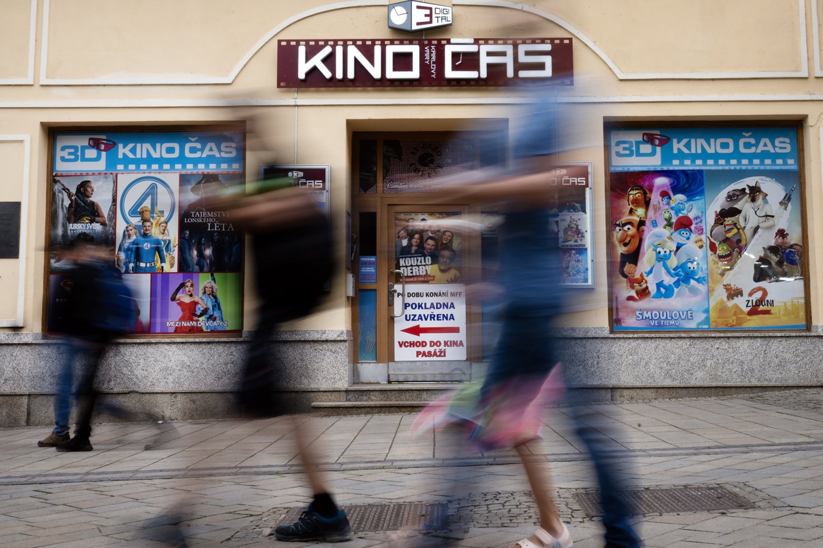 <p><strong>KVIFF 2025: Награды и Заключение</strong></p>
<p>С учетом того, что основной акцент на призах и церемониях был высоко оценен на 59-м Международном кинофестивале в Карловых Варах (KVIFF), важно отметить, что этот фестиваль стал важной витриной для нового мирового кино. Фильмы, которые были отобраны к показу, не только представляли разнообразные культурные контексты, но и охватывали широкий диапазон тем, от социальных проблем до личных историй.</p>
<p>Победители в различных категориях продемонстрировали выдающуюся креативность и художественное мастерство, что показало, насколько важен этот фестиваль для мирового кинематографа. Награда за лучший фильм, <strong>«Лучше сходить с ума в дикой природе»</strong> Миро Ремо, была визитной карточкой события, получив приз за Гран-при, что свидетельствовало о признании как жюри, так и зрителей.</p>
<p>Специальные призы жюри включали чудо-документальные и художественные фильмы, которые привлекли внимание широкой аудитории и критиков. Это отразило многообразие и многоаспектность киноискусства, которое можно увидеть только на таких фестивалях, как KVIFF. Через все показы и мастер-классы, присутствующие смогли погрузиться в обсуждения и провести взаимодействие, которые обогатили их понимание как искусства, так и самих себя.</p>
<p>Заключительный вечер завершился торжественной атмосферой, когда участники, гости и зрители собрались, чтобы отпраздновать не только победу фильмов, но и сам кинофестиваль, который продолжает вдохновлять и позволять креативным умам пересекать границы.</p>
<p>Как KVIFF движется в будущее, он сохраняет дух исследования, открытия и связи, живя своими темами и идеями, пересекающими границы культуры и искусства. Награды, врученные этим вечером, только подтверждают значение и влияние, которое фестиваль имеет на международный кинематограф.</p> <p><strong>KVIFF 2025: Награды и Заключение</strong></p>
<p>С учетом того, что основной акцент на призах и церемониях был высоко оценен на 59-м Международном кинофестивале в Карловых Варах (KVIFF), важно отметить, что этот фестиваль стал важной витриной для нового мирового кино. Фильмы, которые были отобраны к показу, не только представляли разнообразные культурные контексты, но и охватывали широкий диапазон тем, от социальных проблем до личных историй.</p>
<p>Победители в различных категориях продемонстрировали выдающуюся креативность и художественное мастерство, что показало, насколько важен этот фестиваль для мирового кинематографа. Награда за лучший фильм, <strong>«Лучше сходить с ума в дикой природе»</strong> Миро Ремо, была визитной карточкой события, получив приз за Гран-при, что свидетельствовало о признании как жюри, так и зрителей.</p>
<p>Специальные призы жюри включали чудо-документальные и художественные фильмы, которые привлекли внимание широкой аудитории и критиков. Это отразило многообразие и многоаспектность киноискусства, которое можно увидеть только на таких фестивалях, как KVIFF. Через все показы и мастер-классы, присутствующие смогли погрузиться в обсуждения и провести взаимодействие, которые обогатили их понимание как искусства, так и самих себя.</p>
<p>Заключительный вечер завершился торжественной атмосферой, когда участники, гости и зрители собрались, чтобы отпраздновать не только победу фильмов, но и сам кинофестиваль, который продолжает вдохновлять и позволять креативным умам пересекать границы.</p>
<p>Как KVIFF движется в будущее, он сохраняет дух исследования, открытия и связи, живя своими темами и идеями, пересекающими границы культуры и искусства. Награды, врученные этим вечером, только подтверждают значение и влияние, которое фестиваль имеет на международный кинематограф.</p>